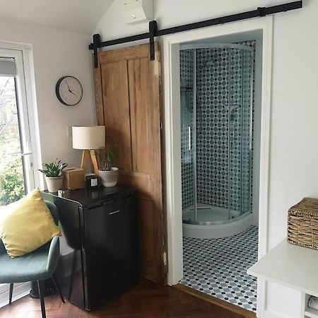Stylish Apartment In Horsham With Parking And Own Entrance Exteriér fotografie