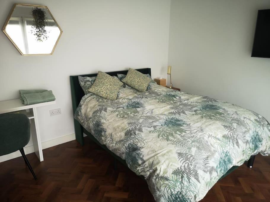 Stylish Apartment In Horsham With Parking And Own Entrance Exteriér fotografie