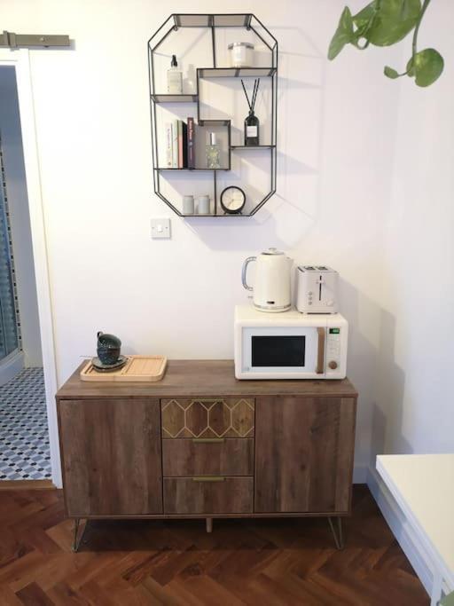 Stylish Apartment In Horsham With Parking And Own Entrance Exteriér fotografie