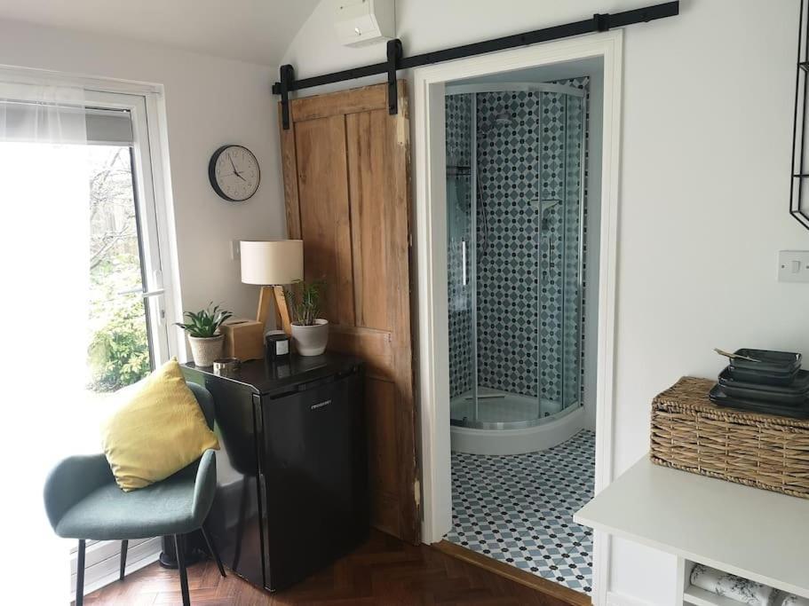 Stylish Apartment In Horsham With Parking And Own Entrance Exteriér fotografie