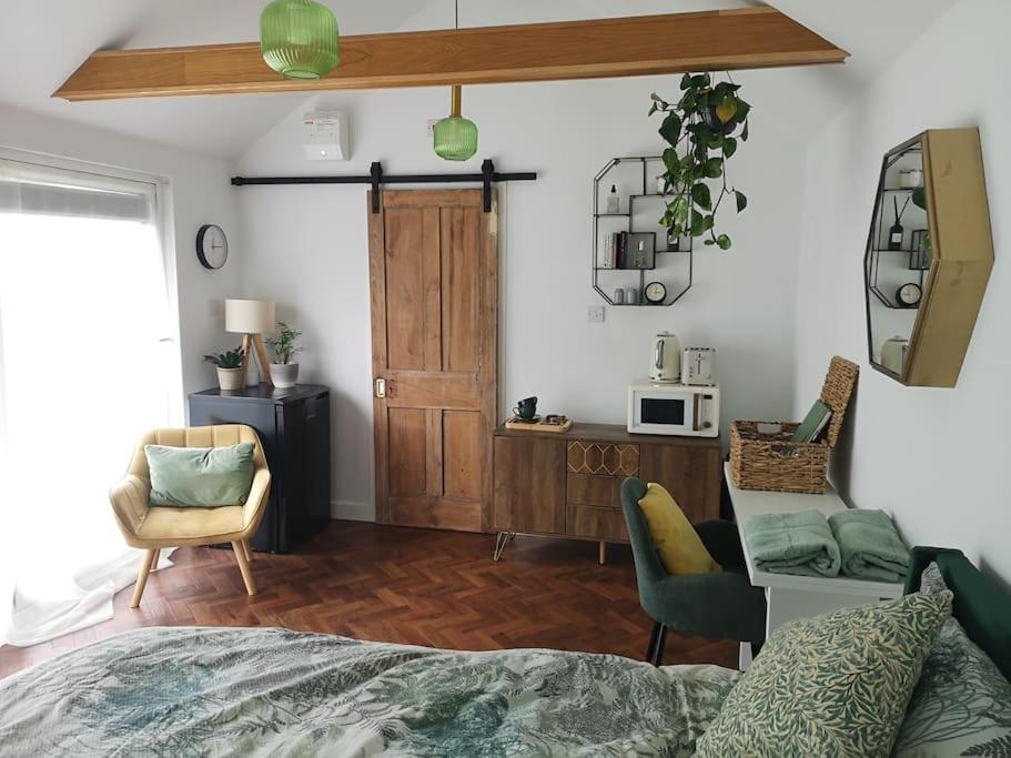 Stylish Apartment In Horsham With Parking And Own Entrance Exteriér fotografie