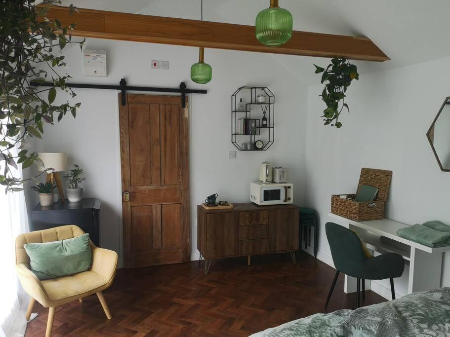 Stylish Apartment In Horsham With Parking And Own Entrance Exteriér fotografie