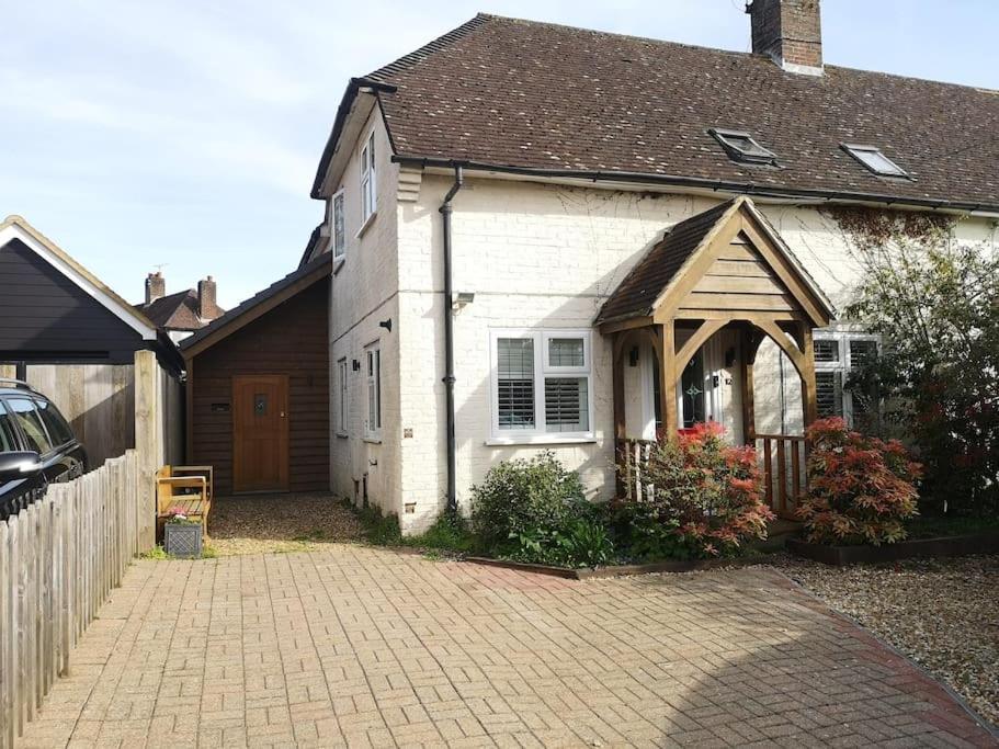 Stylish Apartment In Horsham With Parking And Own Entrance Exteriér fotografie