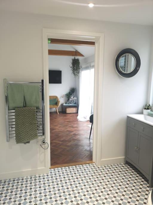 Stylish Apartment In Horsham With Parking And Own Entrance Exteriér fotografie